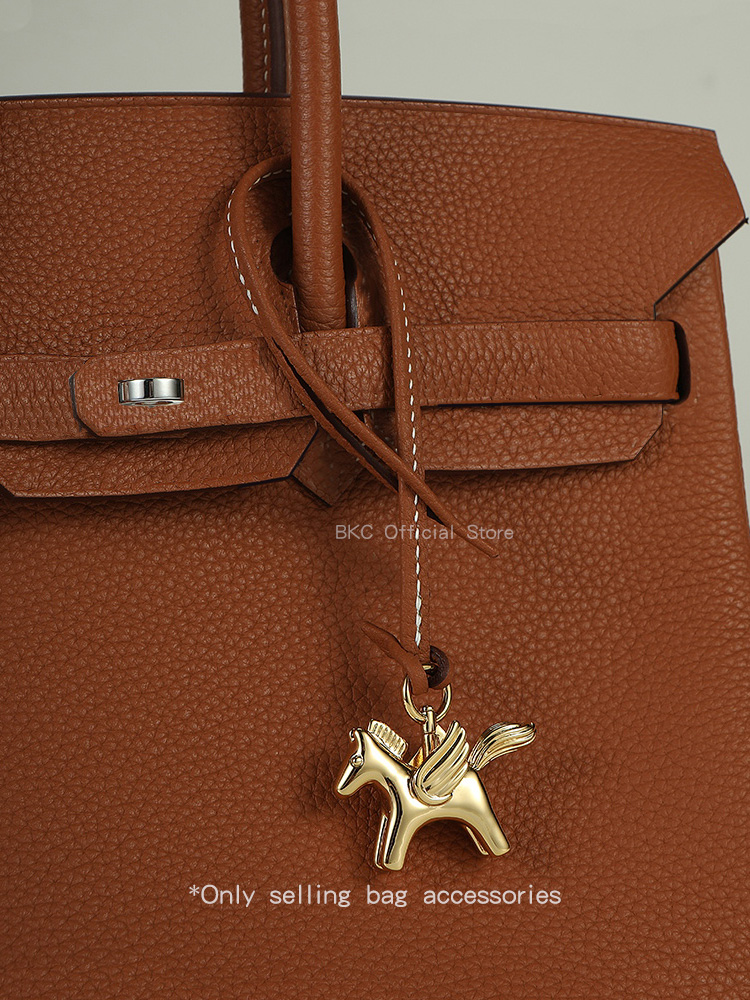 Lujoso Colgante de Latón con F - Luxury Bags Hermes reseña y precio