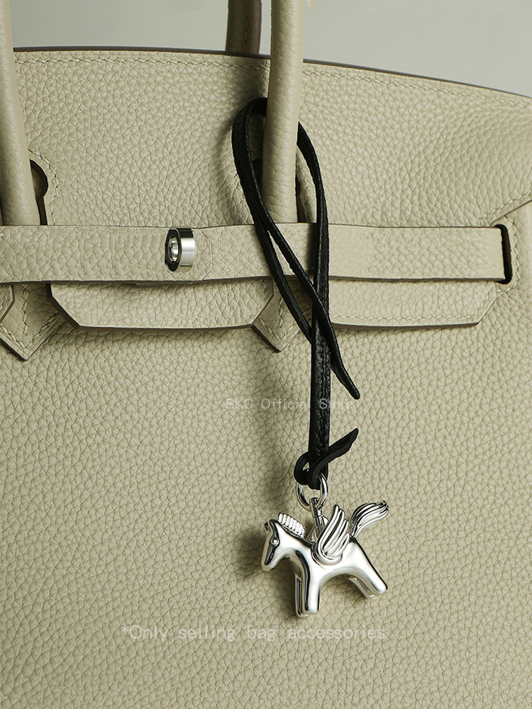 Lujoso Colgante de Latón con F - Luxury Bags Hermes reseña y precio